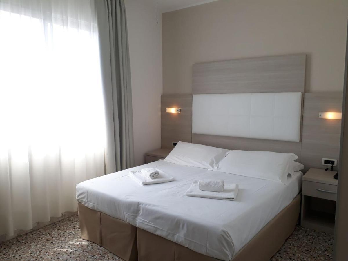 Hotel Atenea Golden Star Caorle Exteriör bild