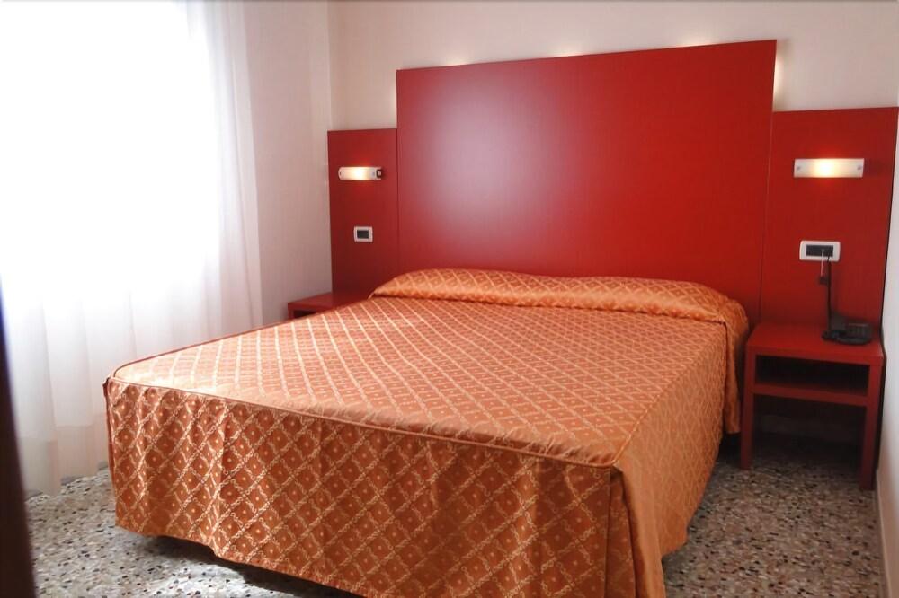 Hotel Atenea Golden Star Caorle Exteriör bild