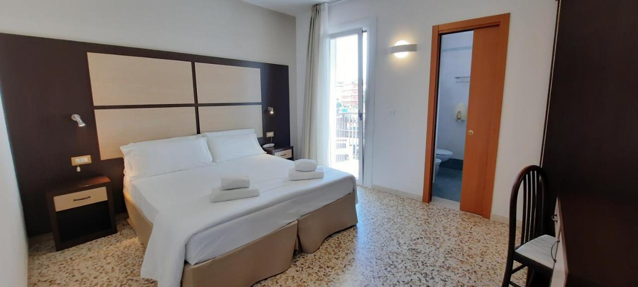Hotel Atenea Golden Star Caorle Exteriör bild