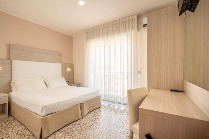Hotel Atenea Golden Star Caorle Exteriör bild