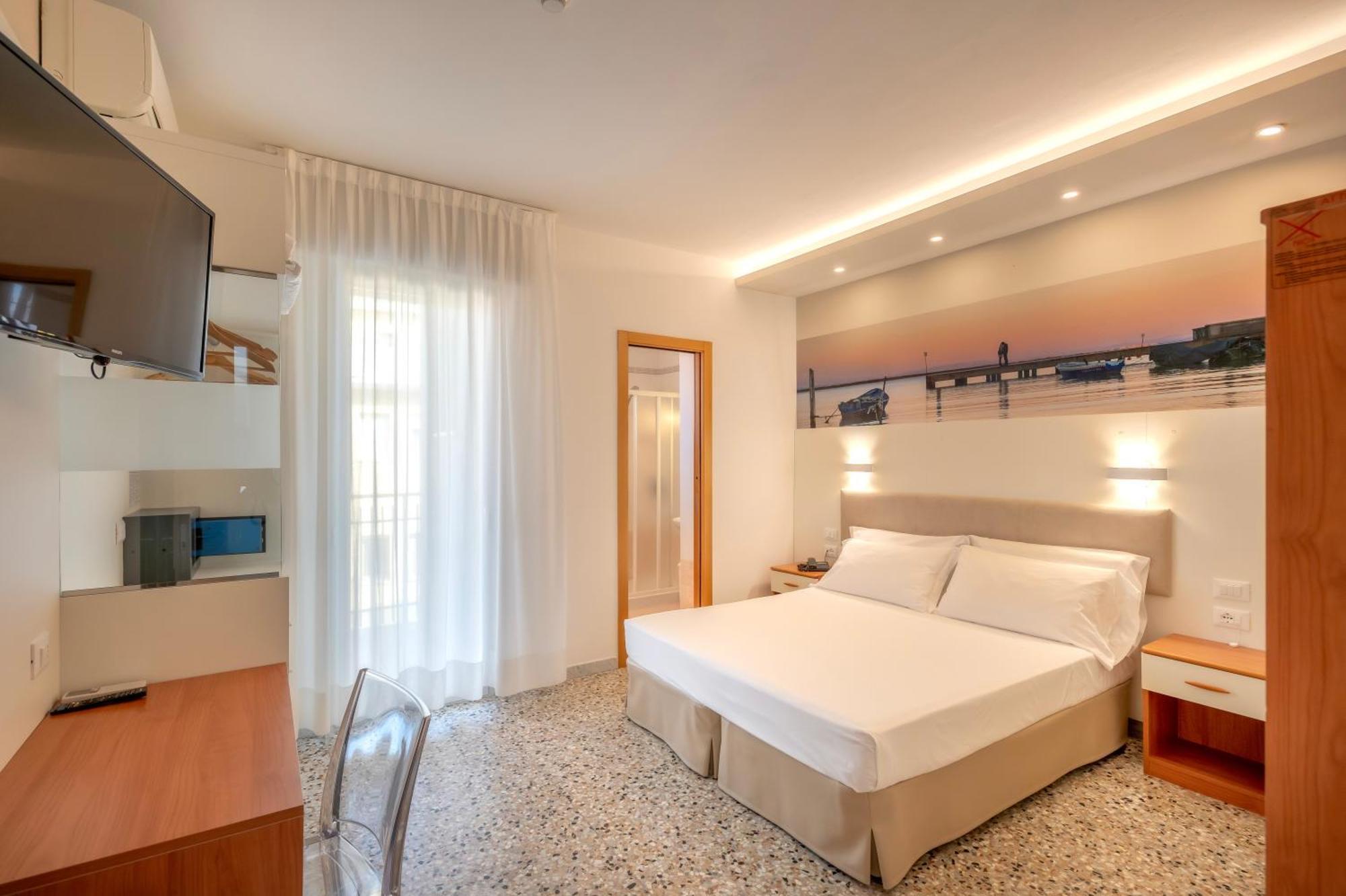 Hotel Atenea Golden Star Caorle Exteriör bild