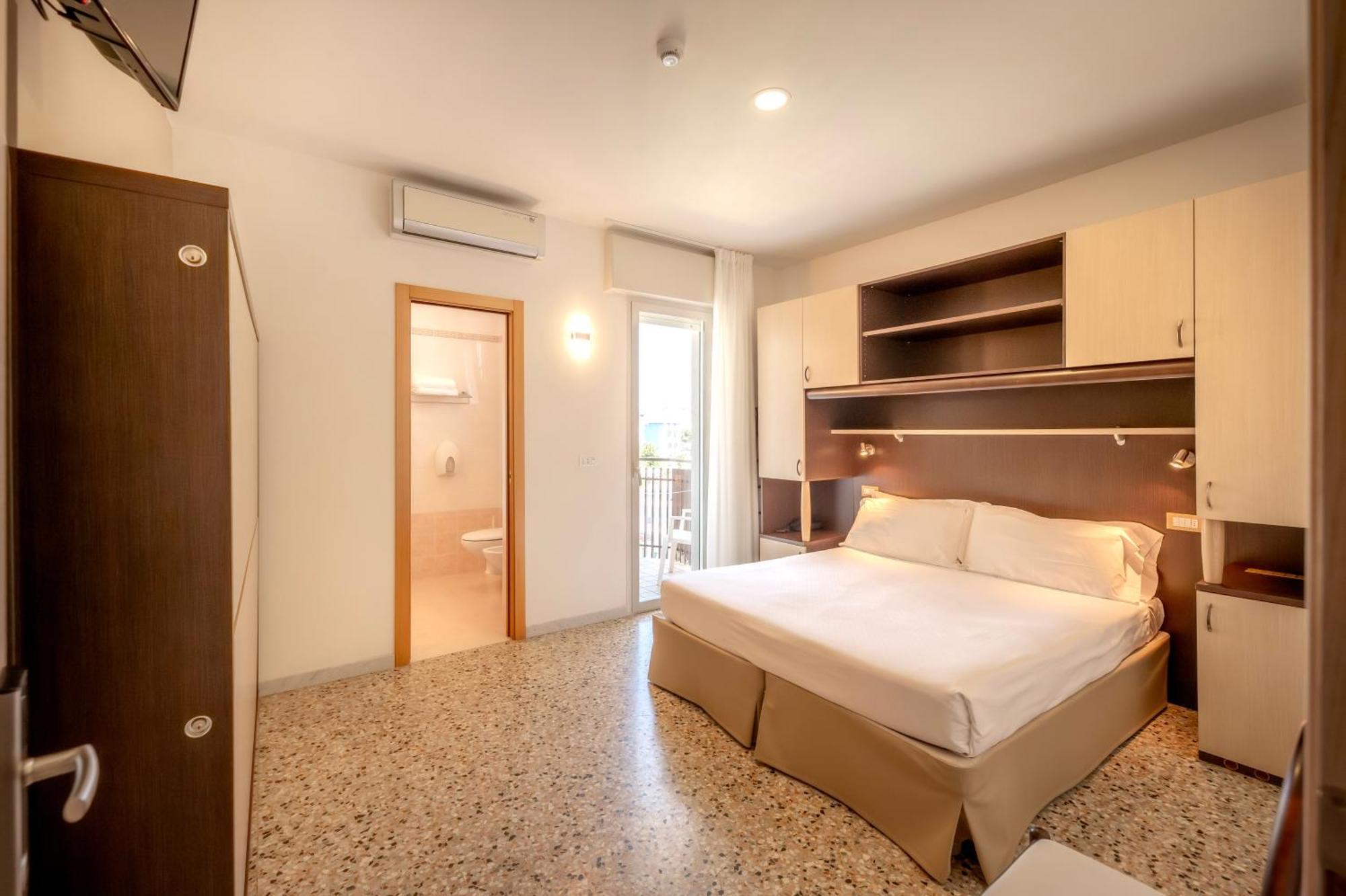 Hotel Atenea Golden Star Caorle Exteriör bild