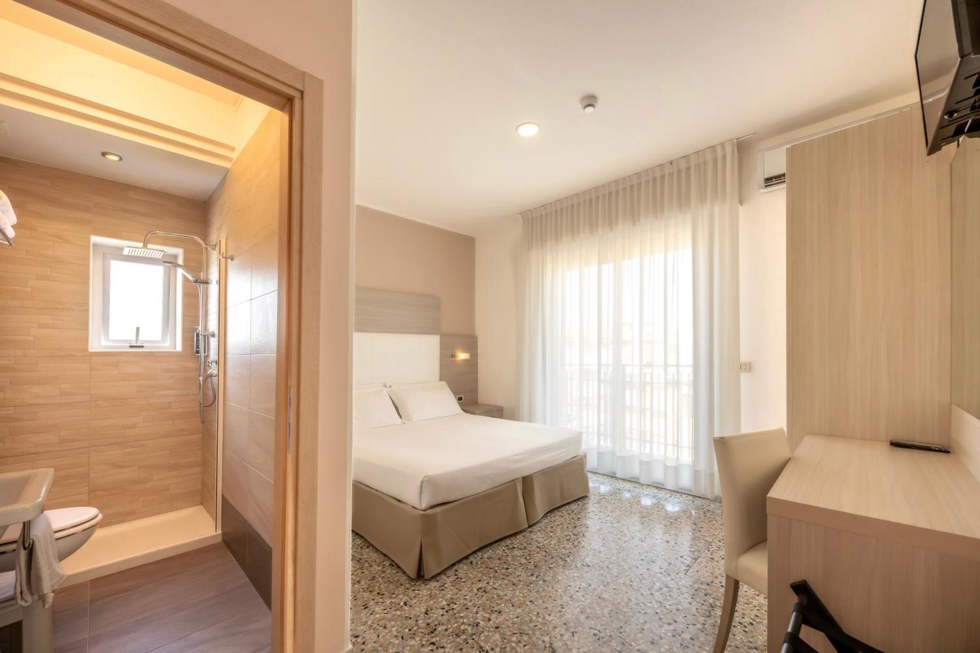 Hotel Atenea Golden Star Caorle Exteriör bild