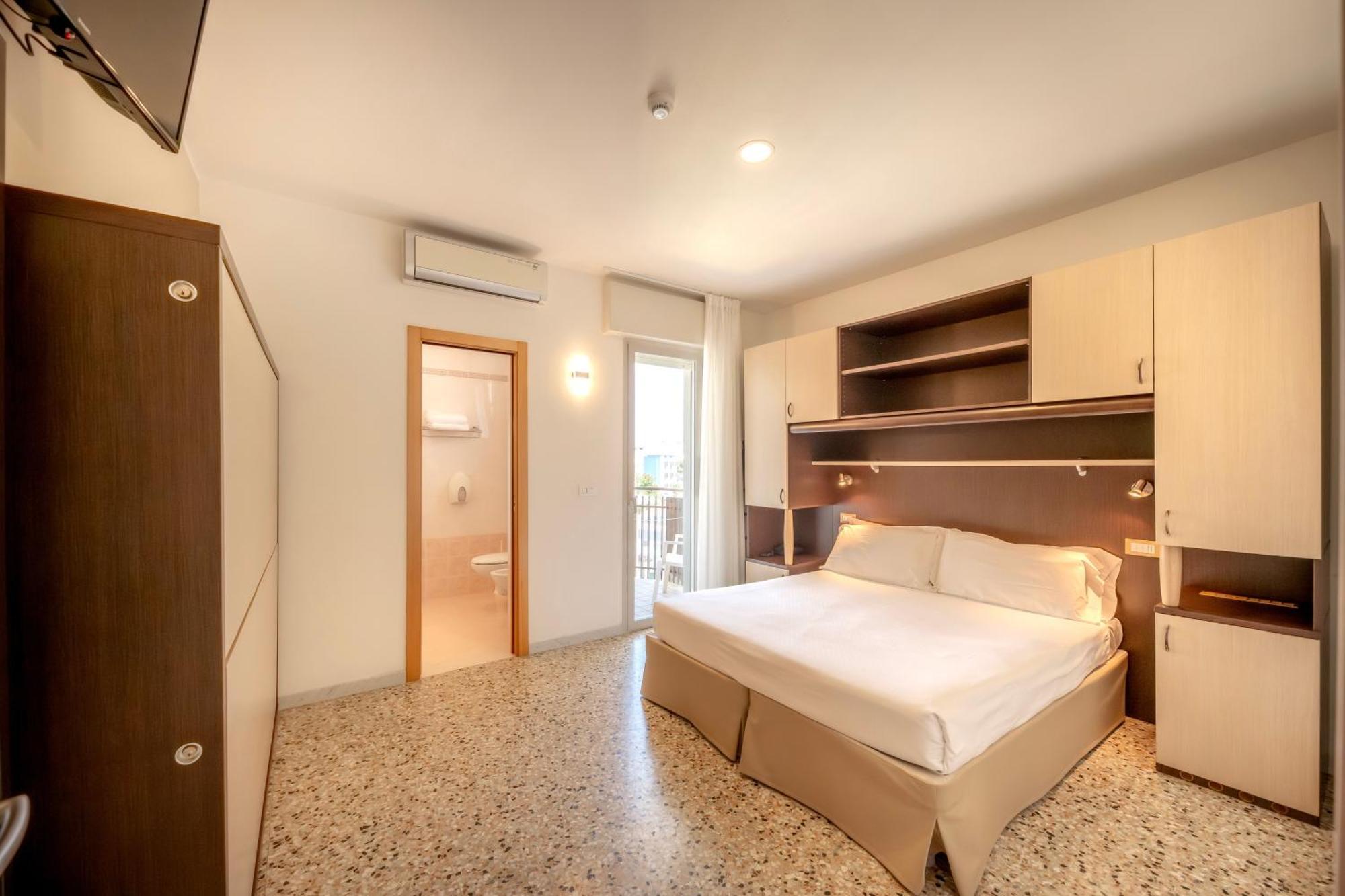 Hotel Atenea Golden Star Caorle Exteriör bild