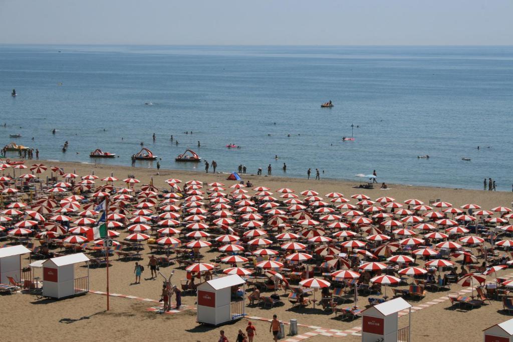 Hotel Atenea Golden Star Caorle Exteriör bild
