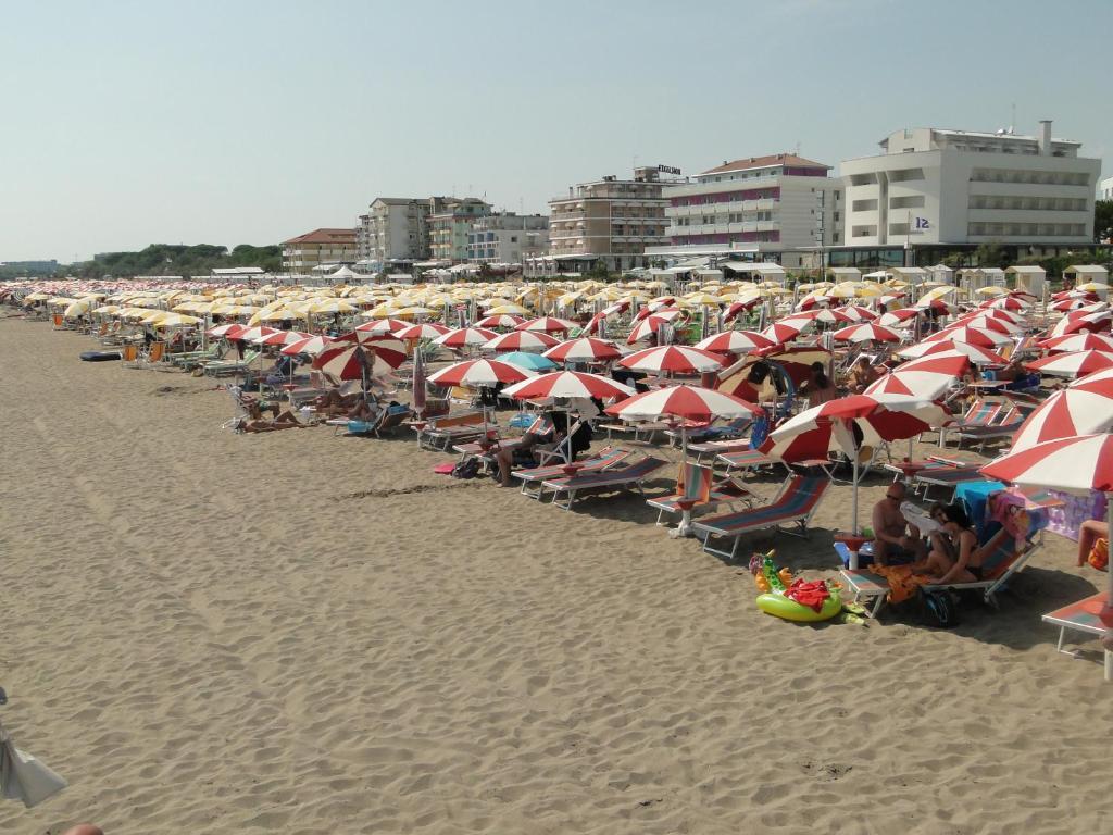 Hotel Atenea Golden Star Caorle Exteriör bild
