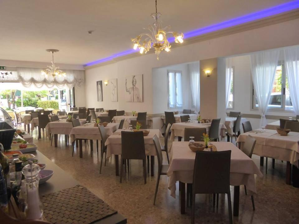 Hotel Atenea Golden Star Caorle Exteriör bild