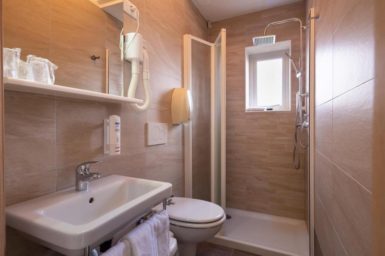 Hotel Atenea Golden Star Caorle Exteriör bild