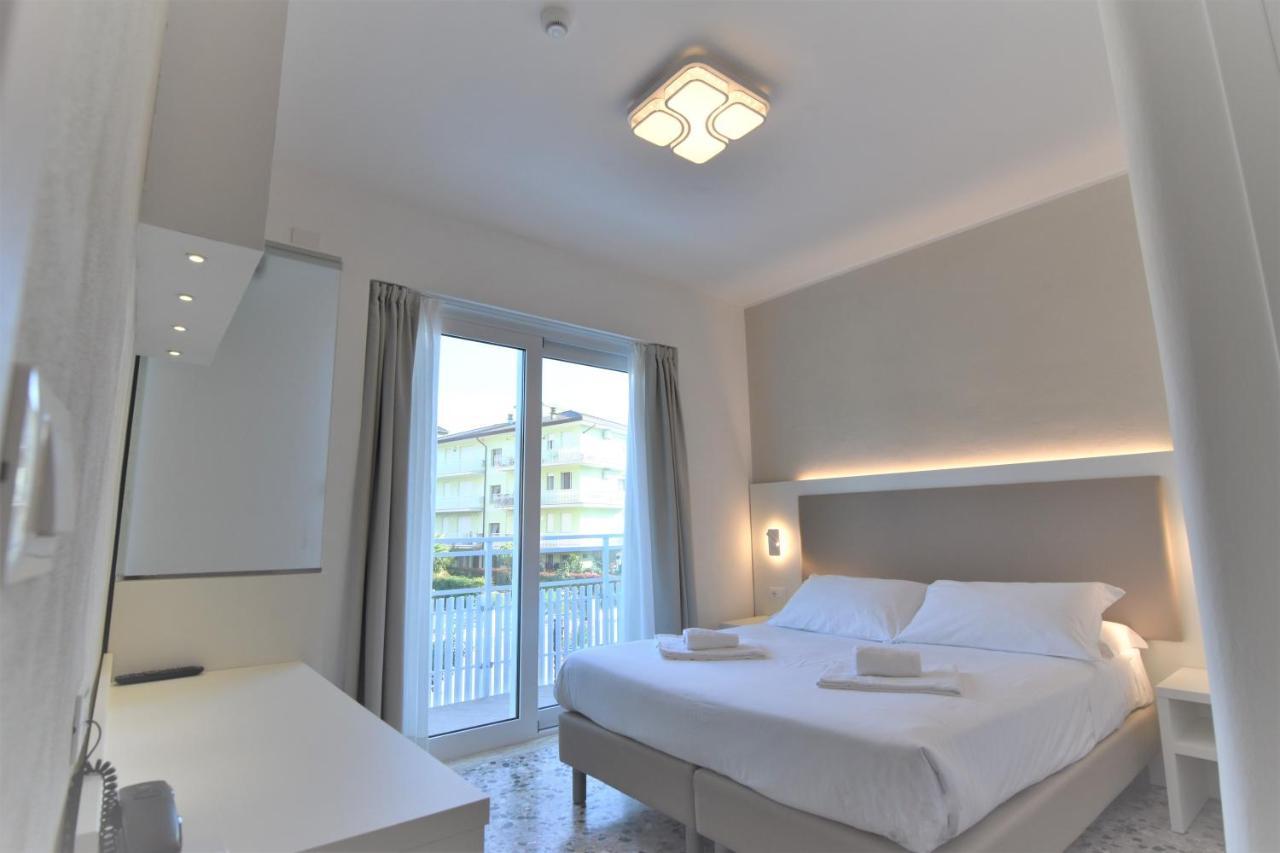 Hotel Atenea Golden Star Caorle Exteriör bild